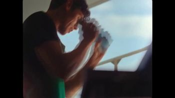 Starbucks Summer Berry Refresher TV Spot, 'Tu Summer Berry está listo' canción de Electric Light Orchestra [Spanish]