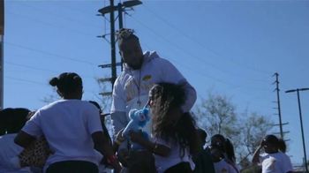 NBA Cares TV Spot, 'Season of Giving: Happy Holidays' Featuring Stephen Curry - Thumbnail 4